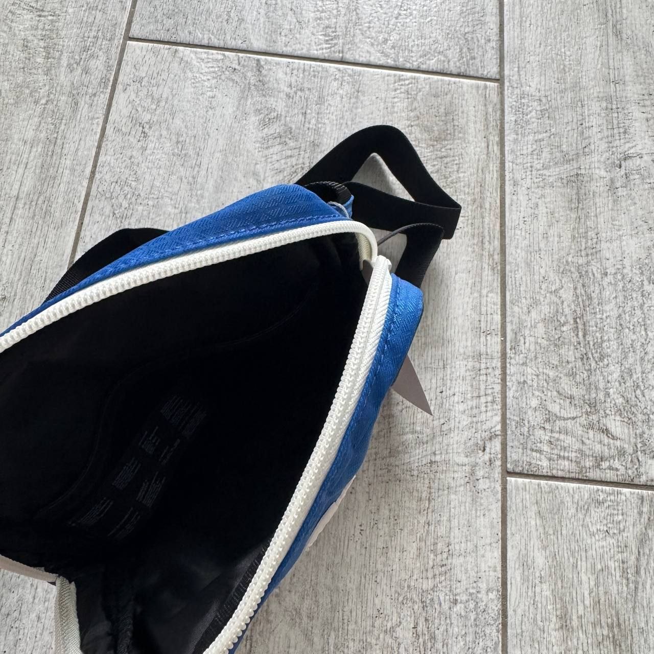Сумка унисекс Lacoste Contrast Strap Color-Block Bag