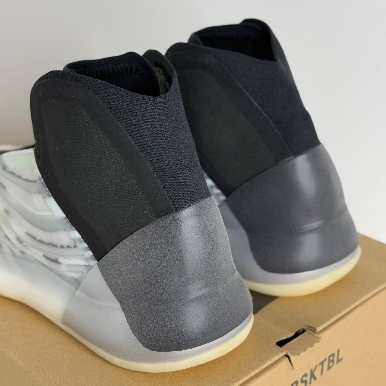 Кроссовки Adidas Yeezy QNTM BSKTBL 'Quantum'