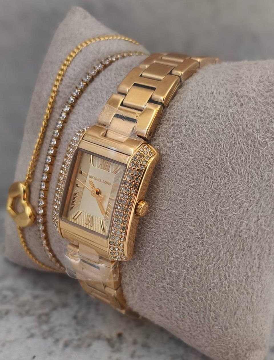 Часы и ювелирный набор Michael Kors Mini Emery Pavé Watch and Bracelet Gift Set