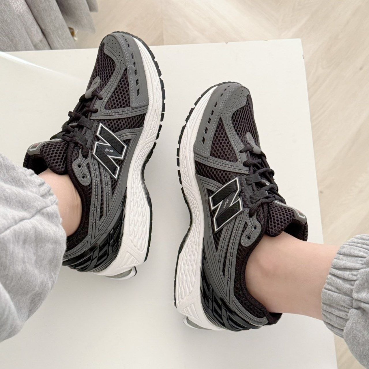 Кроссовки New Balance 1906R 'Black Team Red Castlerock'