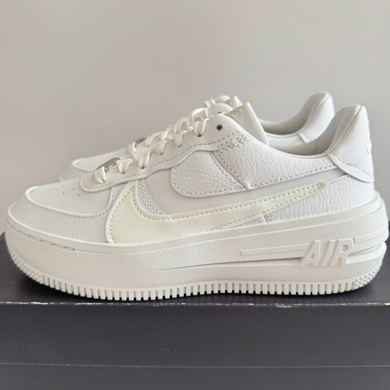 Женские кроссовки Nike Air Force 1 PLT.AF.ORM 'Triple White'