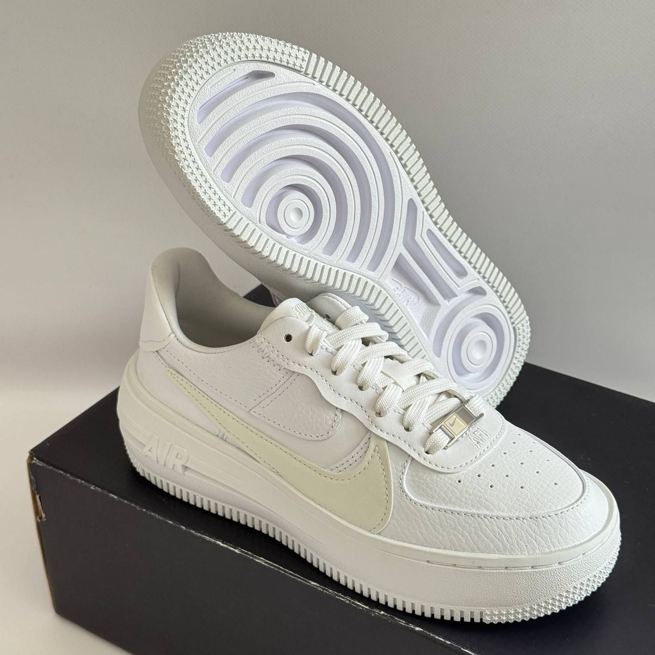 Женские кроссовки Nike Air Force 1 PLT.AF.ORM 'Triple White'