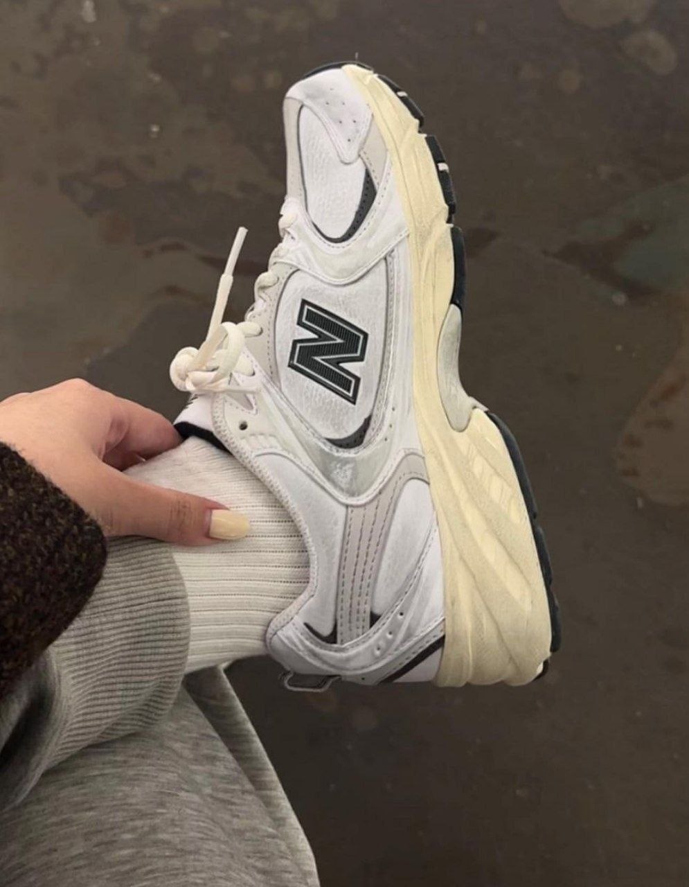 Женские кроссовки New Balance 530 'White Black Distressed'