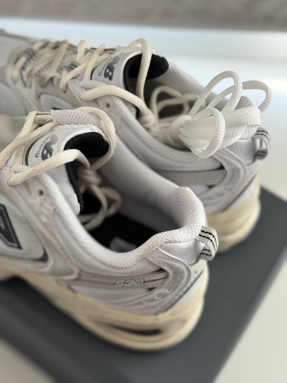Женские кроссовки New Balance 530 'White Black Distressed'