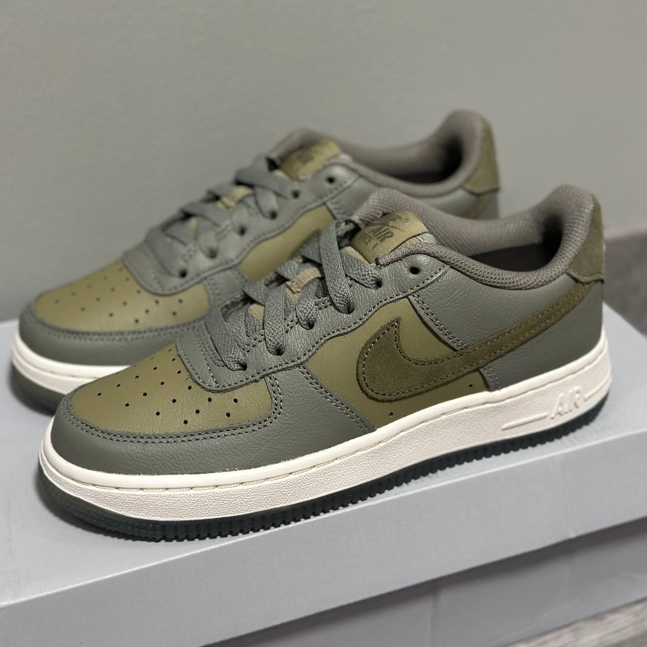 Женские кроссовки Nike Air Force 1’07 LV8 Low 'Dark Stucco’