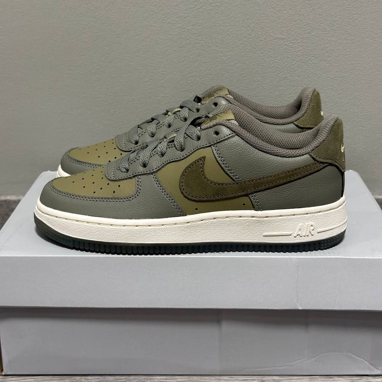 Женские кроссовки Nike Air Force 1’07 LV8 Low 'Dark Stucco’