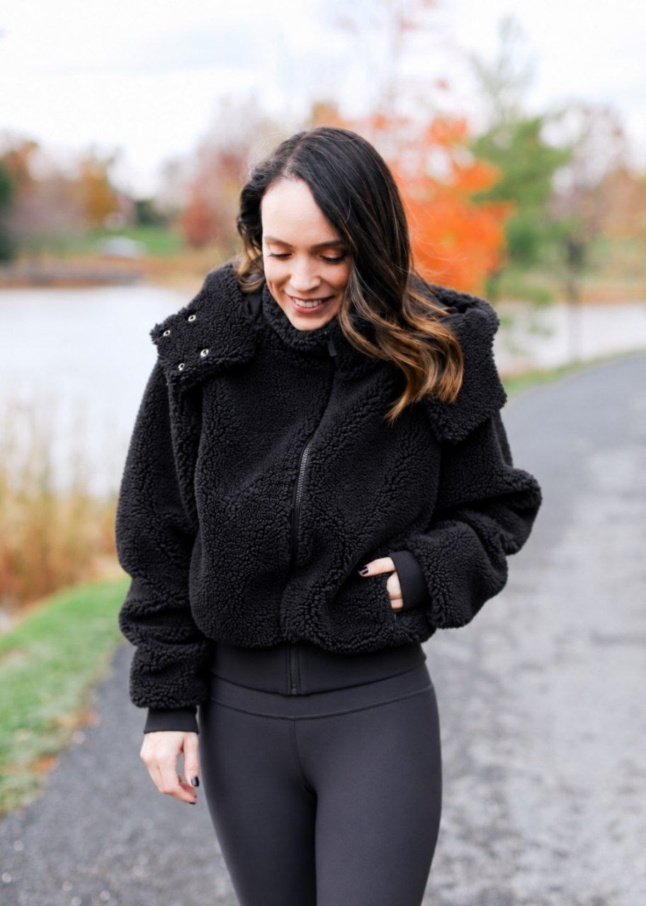 Женская куртка Alo Yoga Foxy Sherpa Jacket 'black'