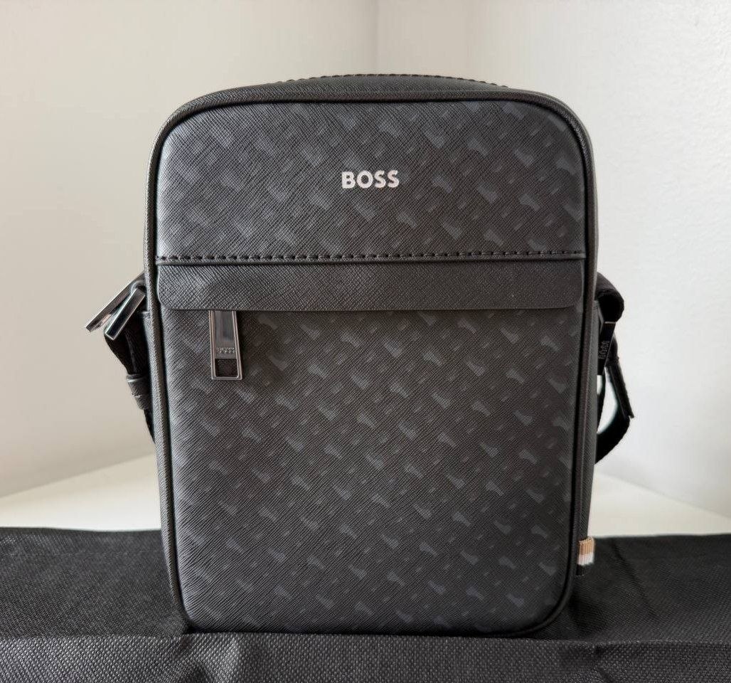Сумка BOSS Zair MN Monogram Reporter Bag