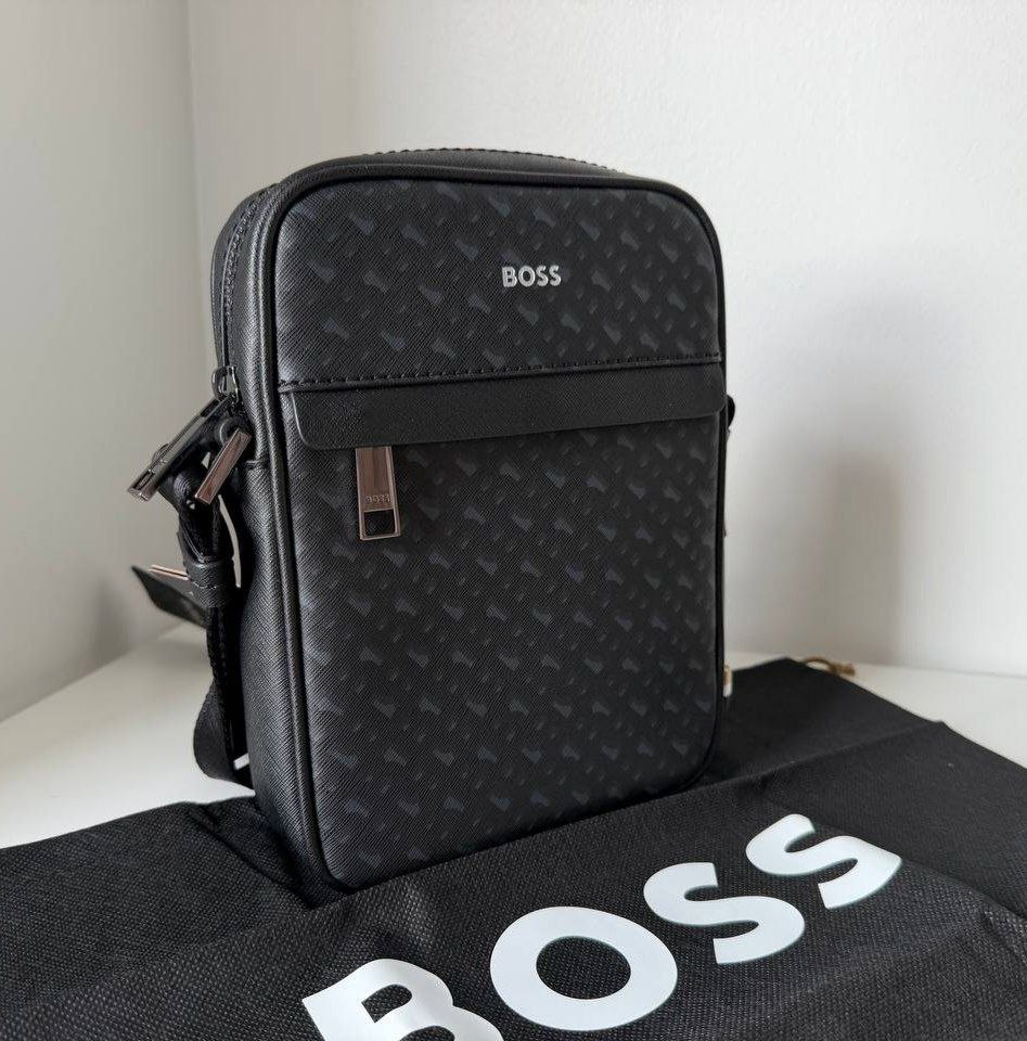 Сумка BOSS Zair MN Monogram Reporter Bag