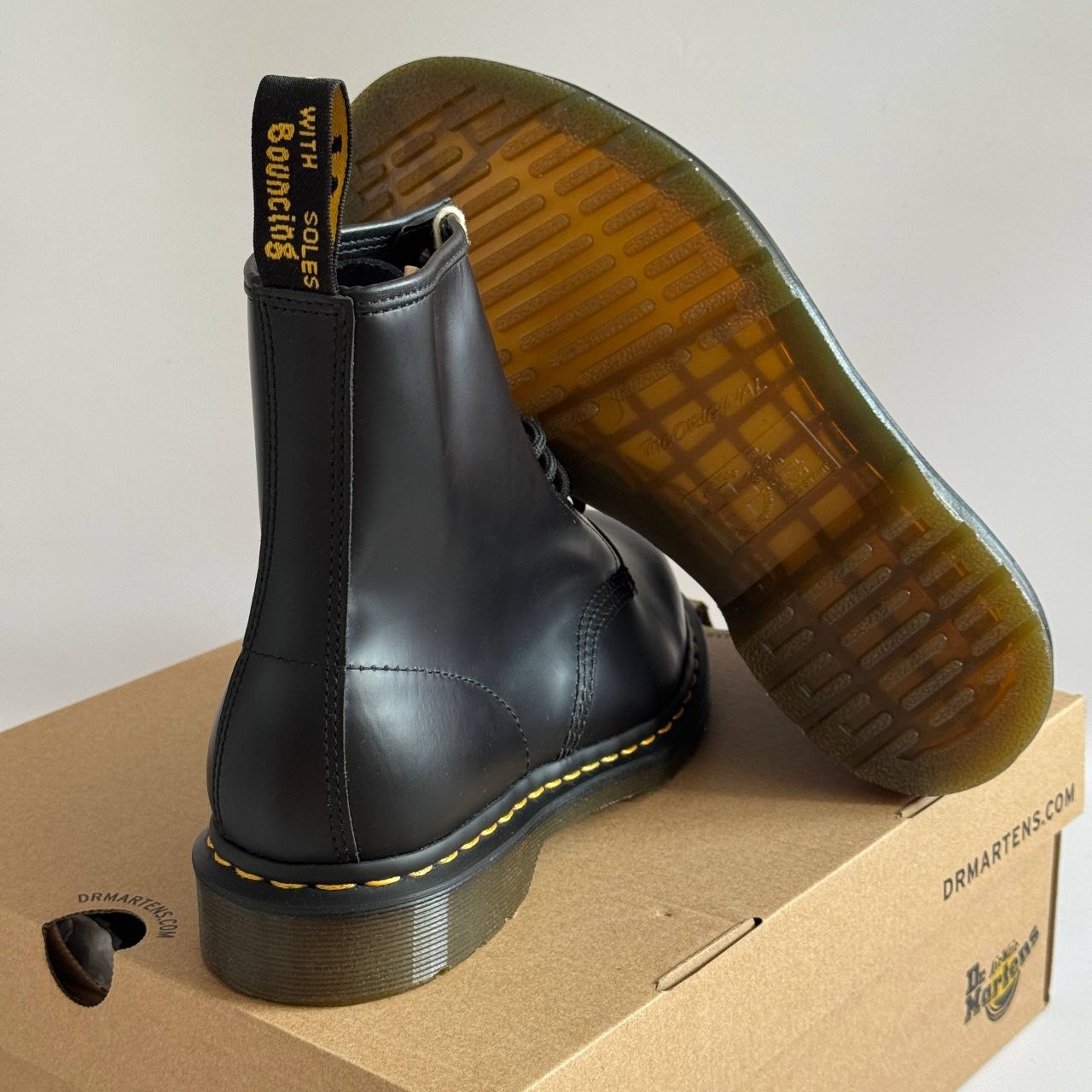 Женские ботинки Dr Martens 1460 Black Smooth 8-eye Boots