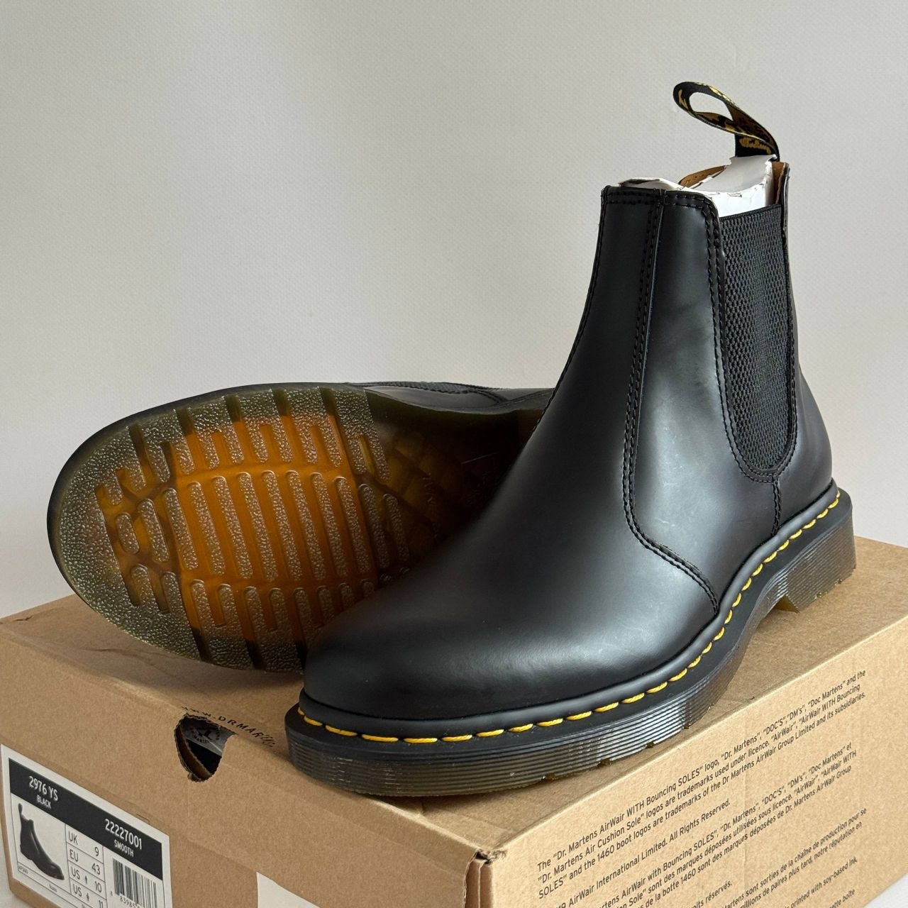 Женские ботинки Dr. Martens 2976 Yellow Stitch Smooth Leather Chelsea 'Black'