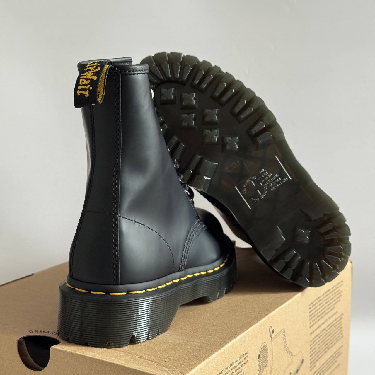Женские ботинки Dr. Martens 1460 Bex Smooth Leather Platform Boot