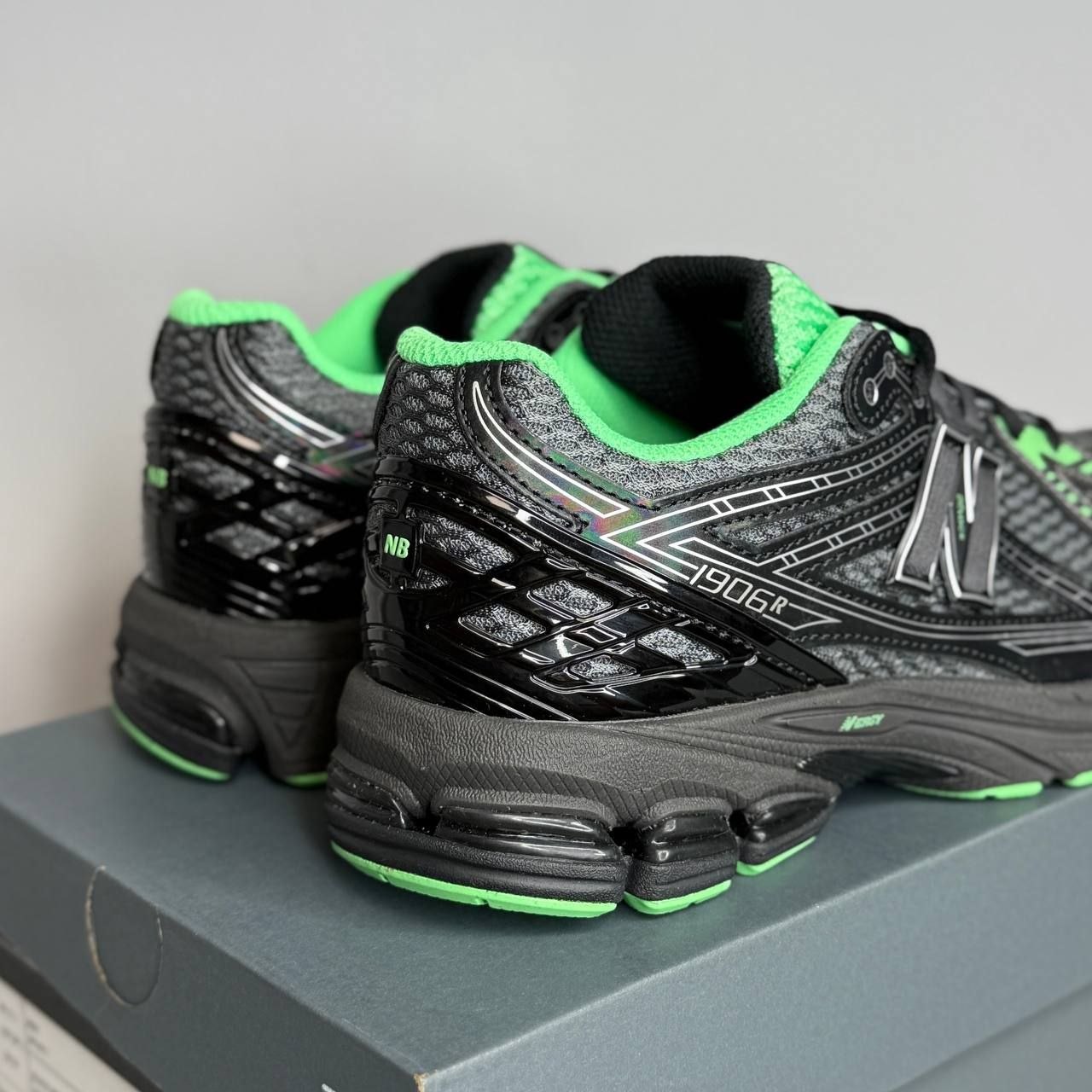 Женские / подростковые кроссовки New Balance 1906R 'Dark Silver Metallic'