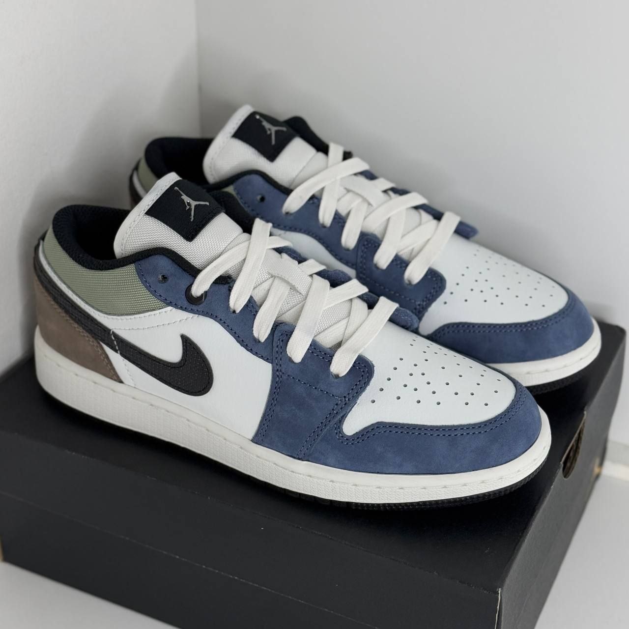 Женские кроссовки Nike Air Jordan 1 Low GS 'Diffused Blue Jade Horizon'