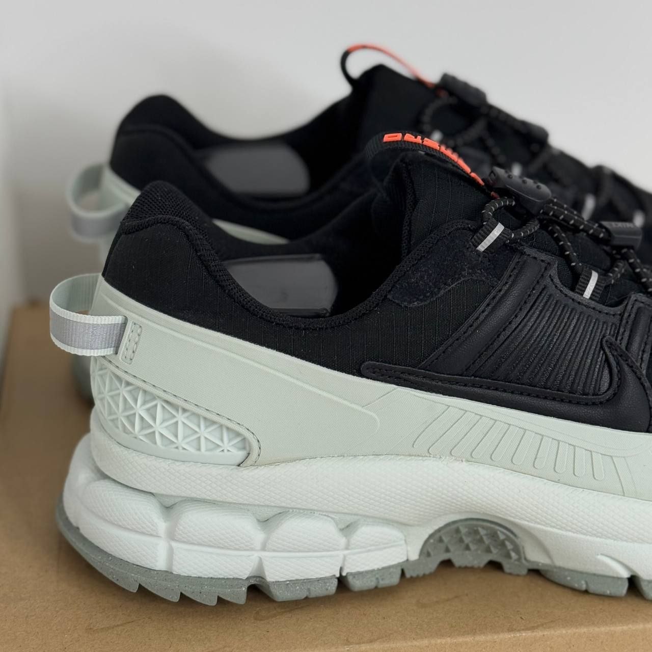 Кроссовки Nike Zoom Vomero 5 Roam 'Black Light Silver'