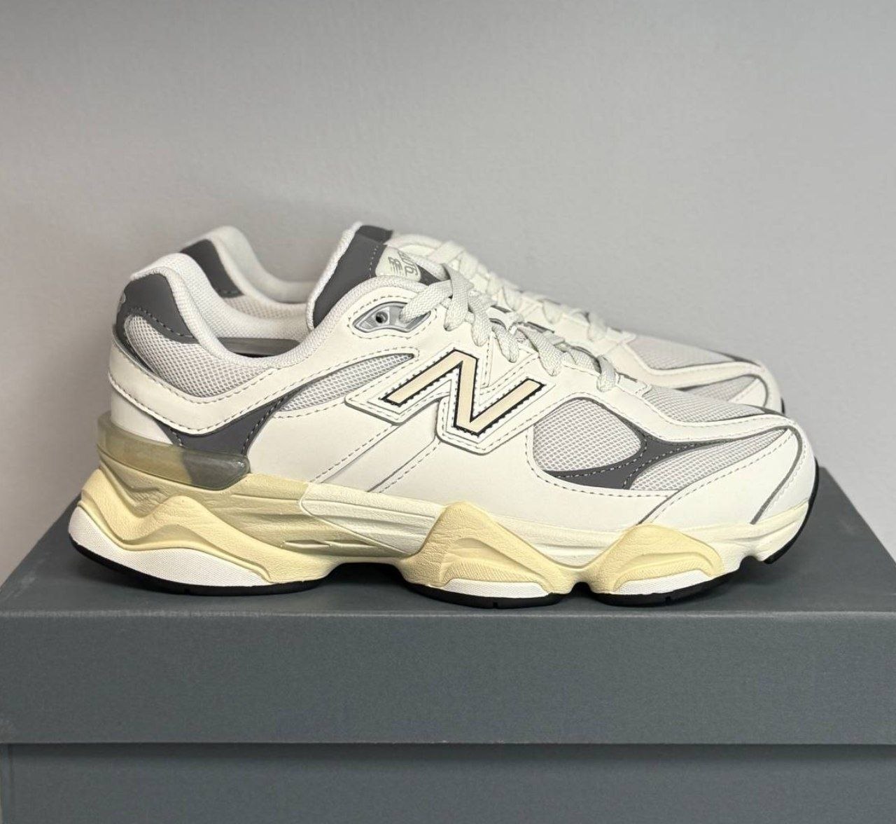Женские / подростковые кроссовки New Balance 9060 'Sea Salt Castlerock'