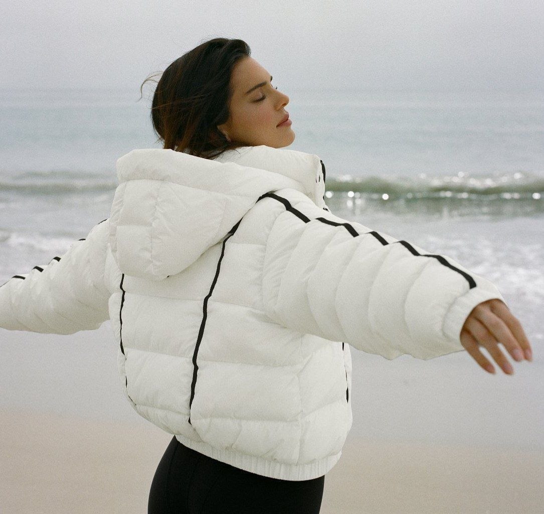 Женский пуховик куртка Alo Yoga Aspen Love Puffer Jacket