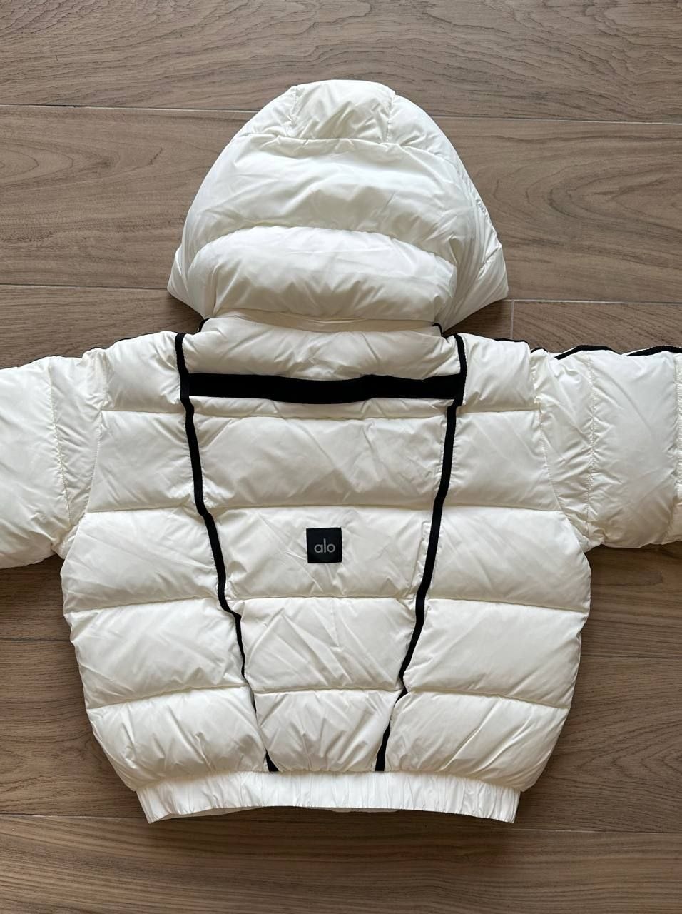 Женский пуховик куртка Alo Yoga Aspen Love Puffer Jacket