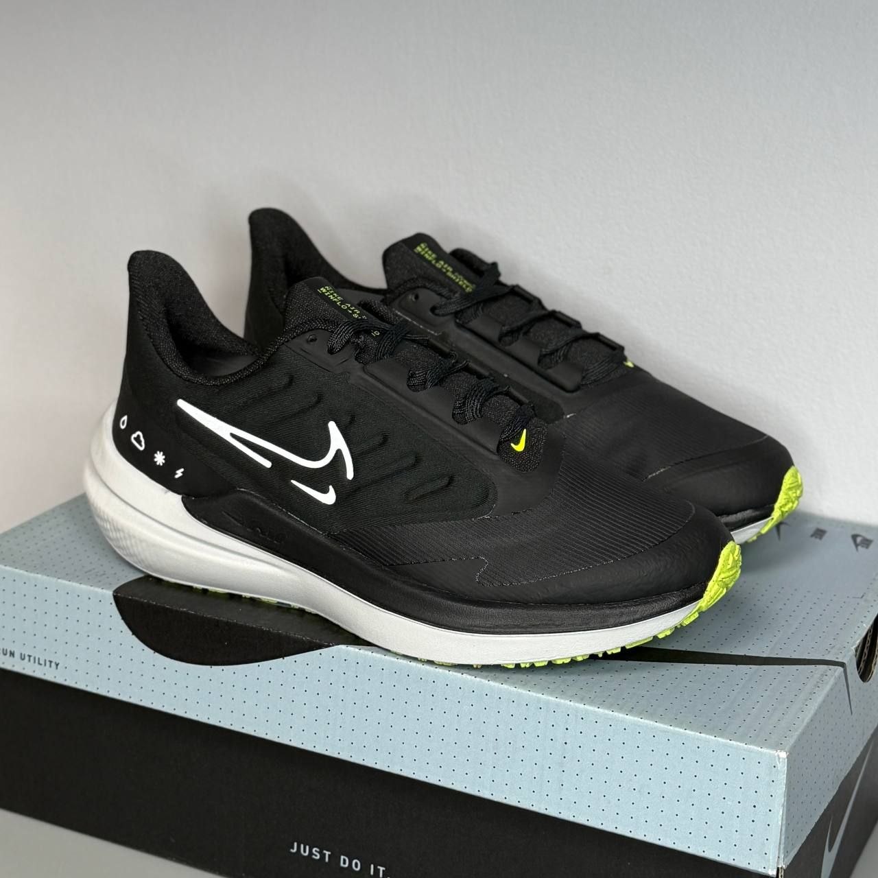 Женские кроссовки Nike Air Winflo 9 Shield 'Black Volt'