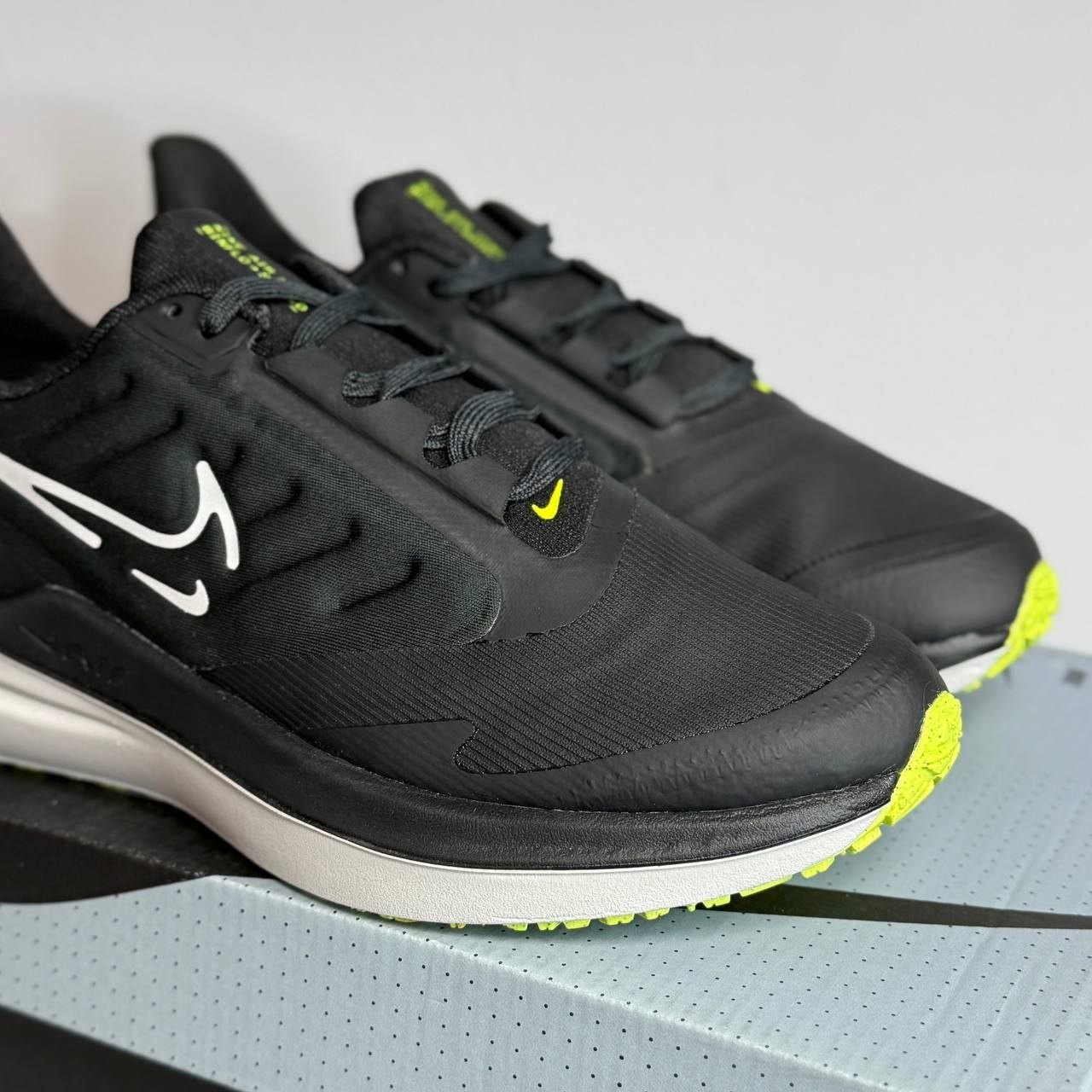 Женские кроссовки Nike Air Winflo 9 Shield 'Black Volt'