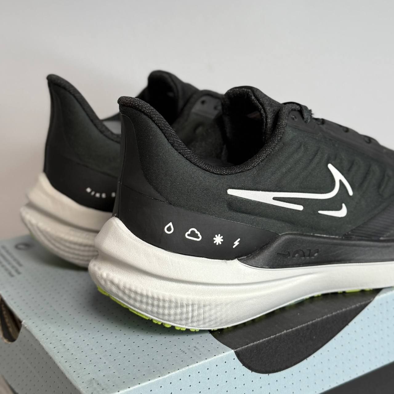 Женские кроссовки Nike Air Winflo 9 Shield 'Black Volt'