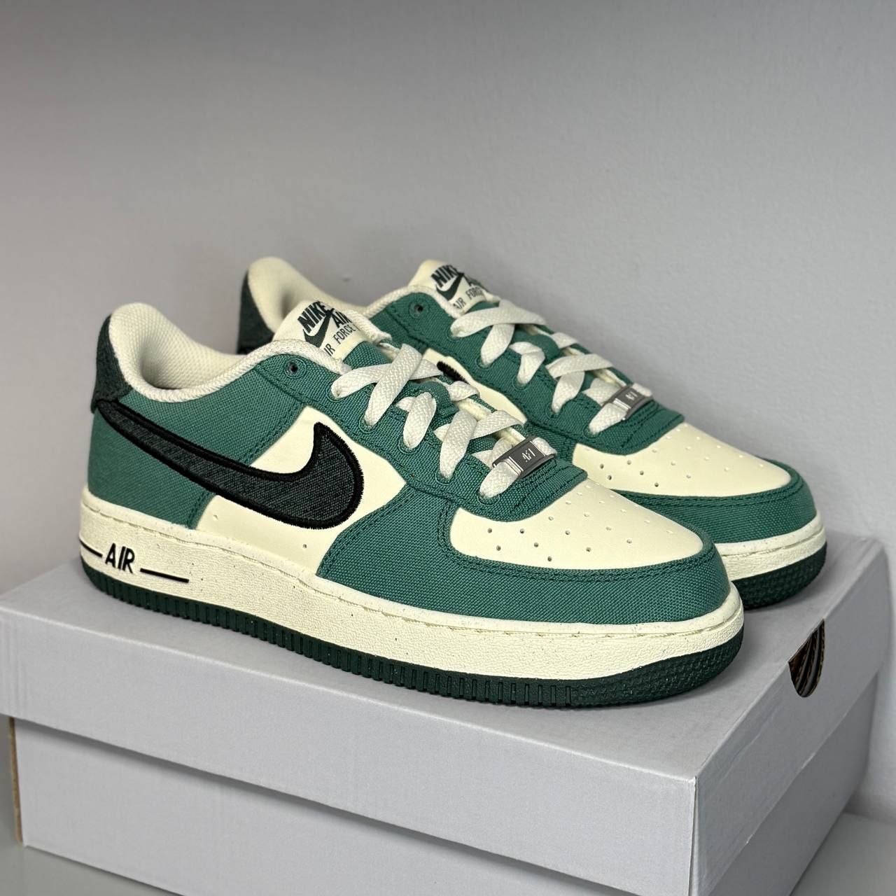 Женские кроссовки Nike Air Force 1 LV8 Low 'Coconut Milk Vintage Green'
