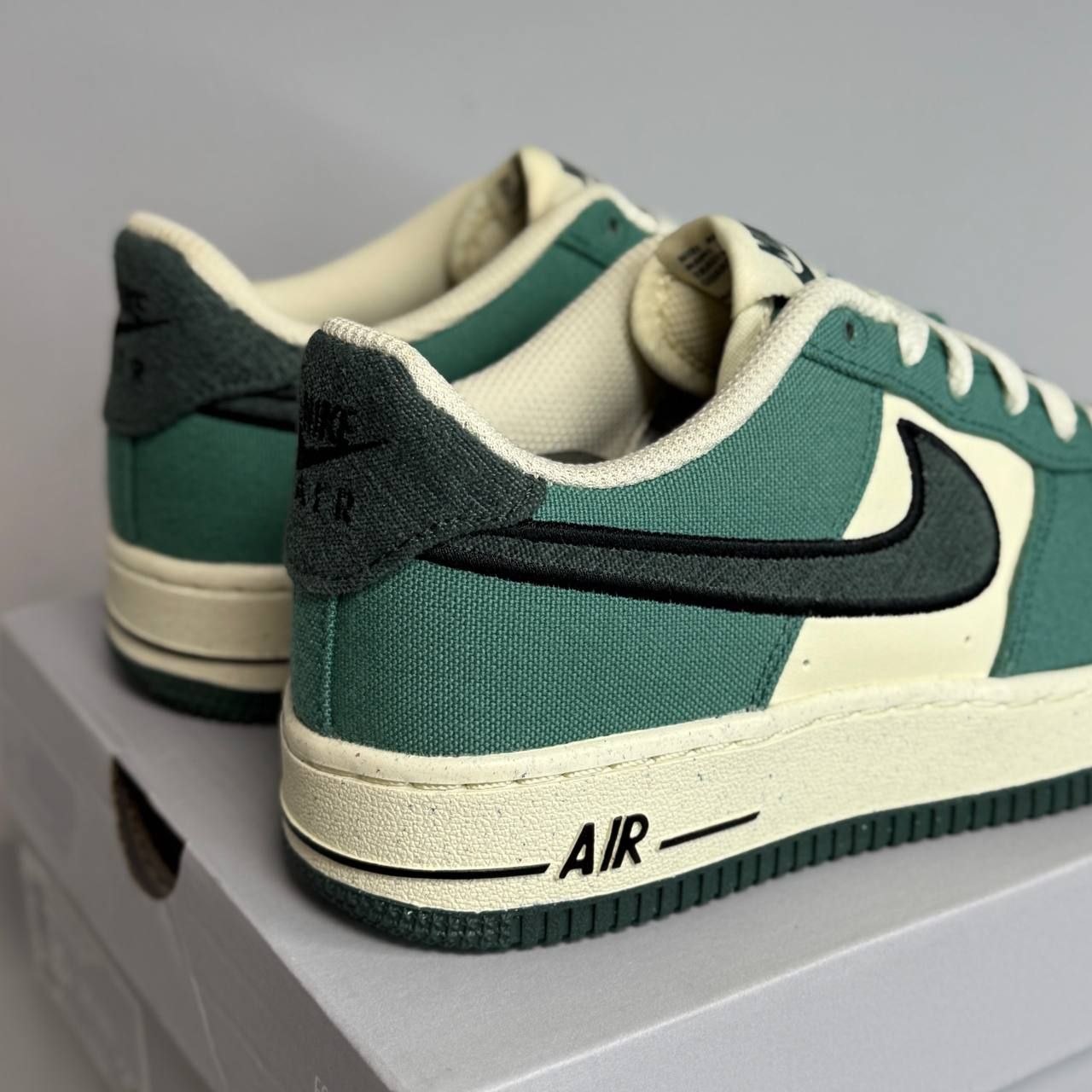 Женские кроссовки Nike Air Force 1 LV8 Low 'Coconut Milk Vintage Green'