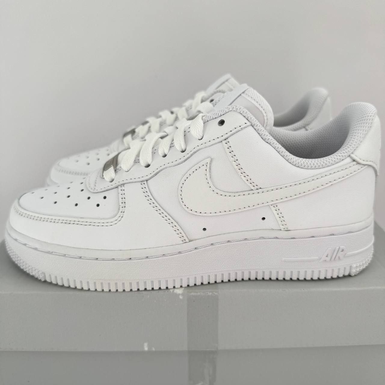 Женские кроссовки Nike Air Force 1 '07 'Triple White'